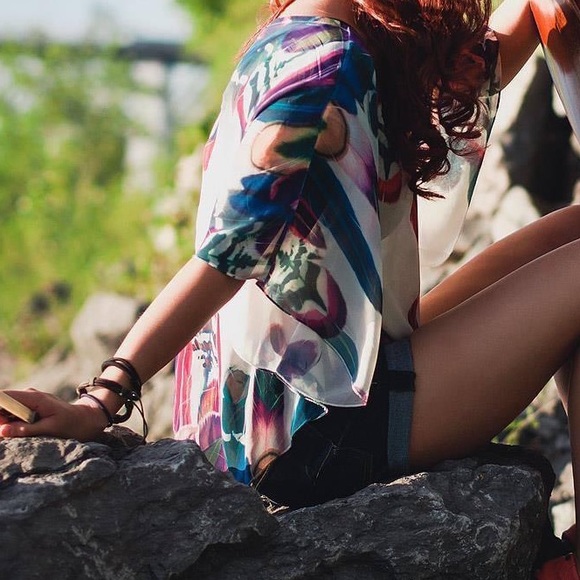 Multi-colored poncho-like blouse - Picture 3 of 5